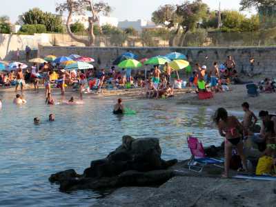 ...che porta alla spiaggia di �Porto Cavallo�, piccola e quasi sempre affollata insenatura sabbiosa (foto di Antonio Caradonna)